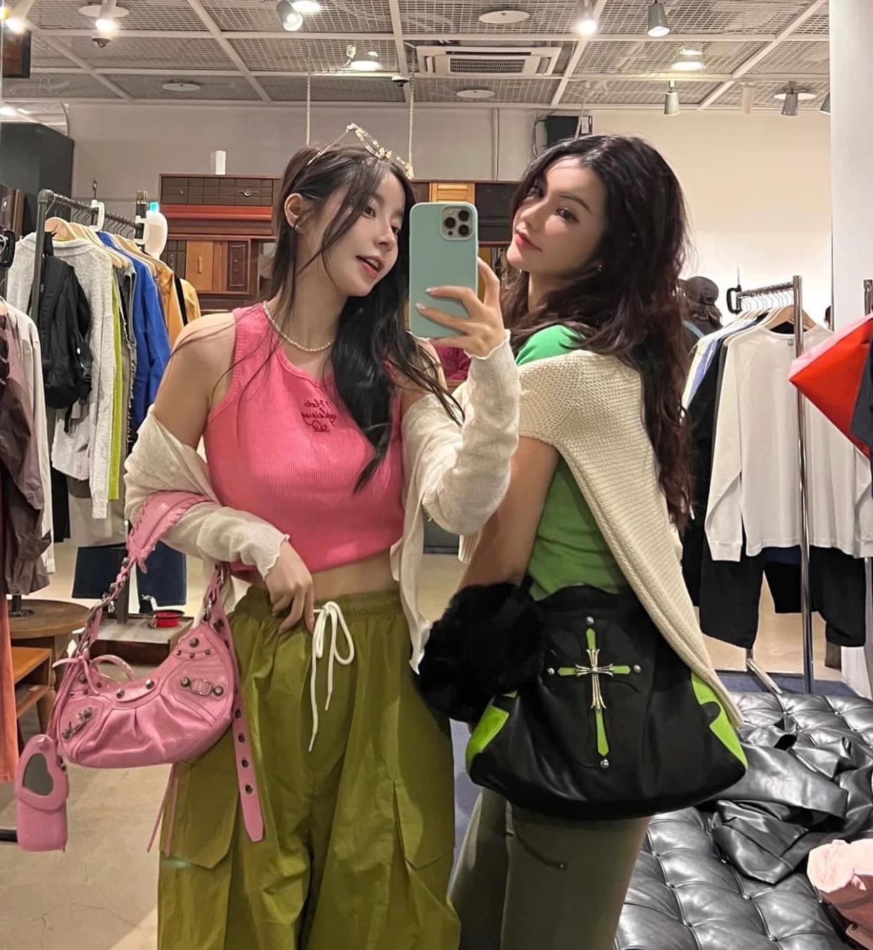 Логотип Chrome Hearts на кожаной вставке сумки