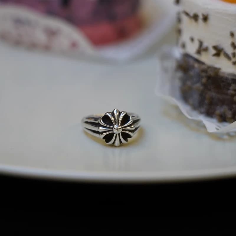 Макросъемка рельефного креста на кольце Chrome Hearts