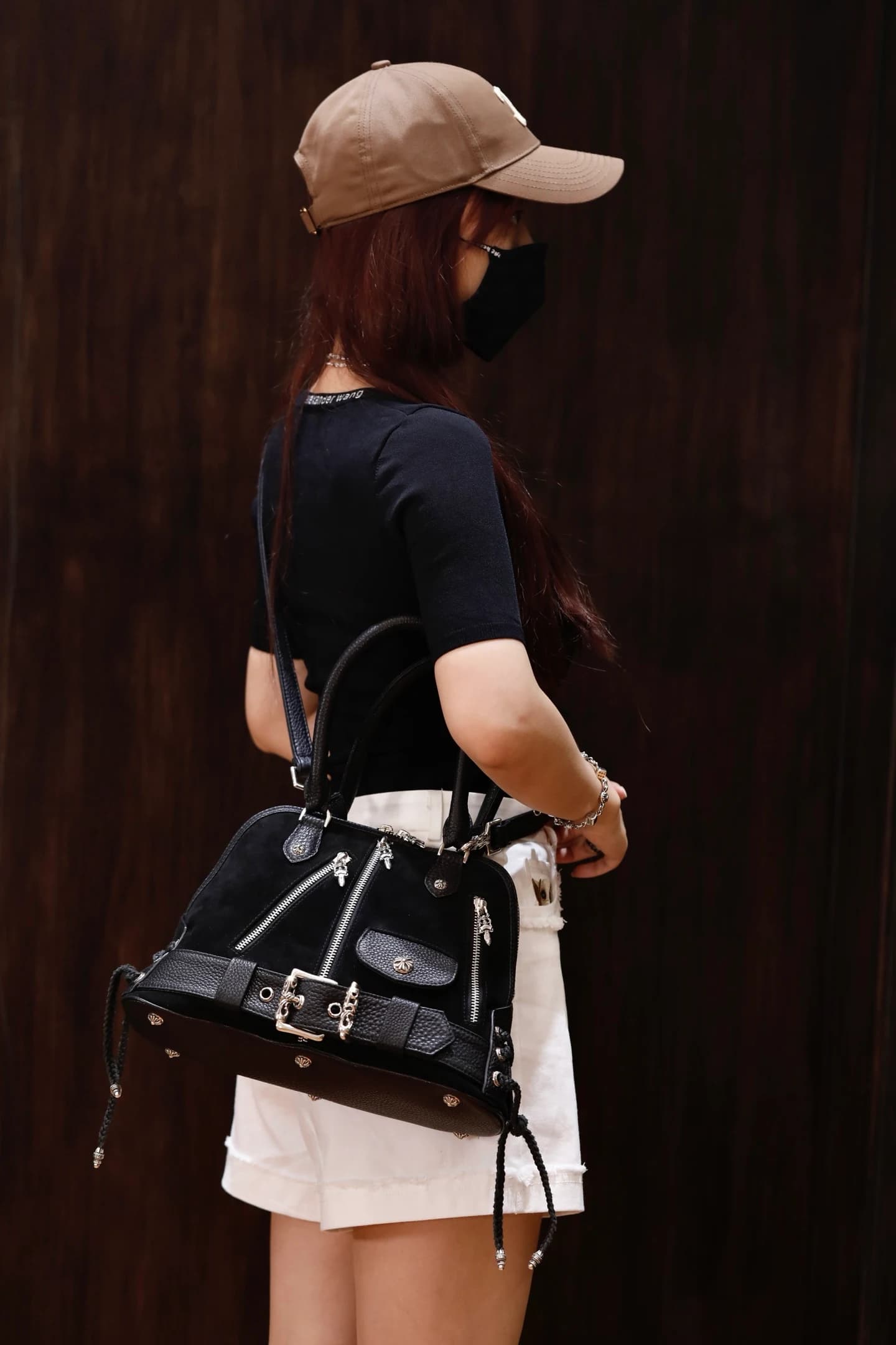 Фирменная серебряная фурнитура на сумке Chrome Hearts