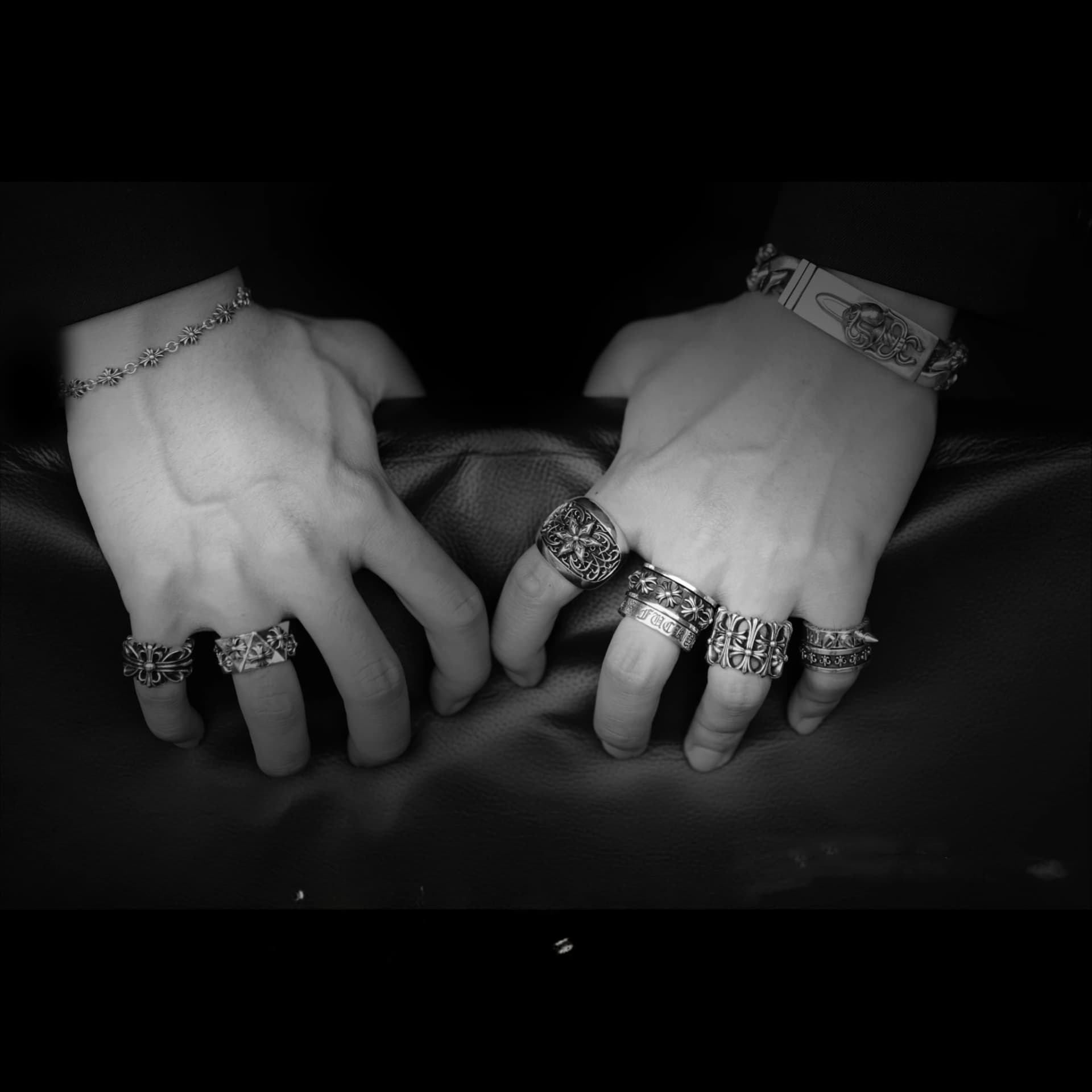 Крупный план гравировки крестов на кольце Chrome Hearts