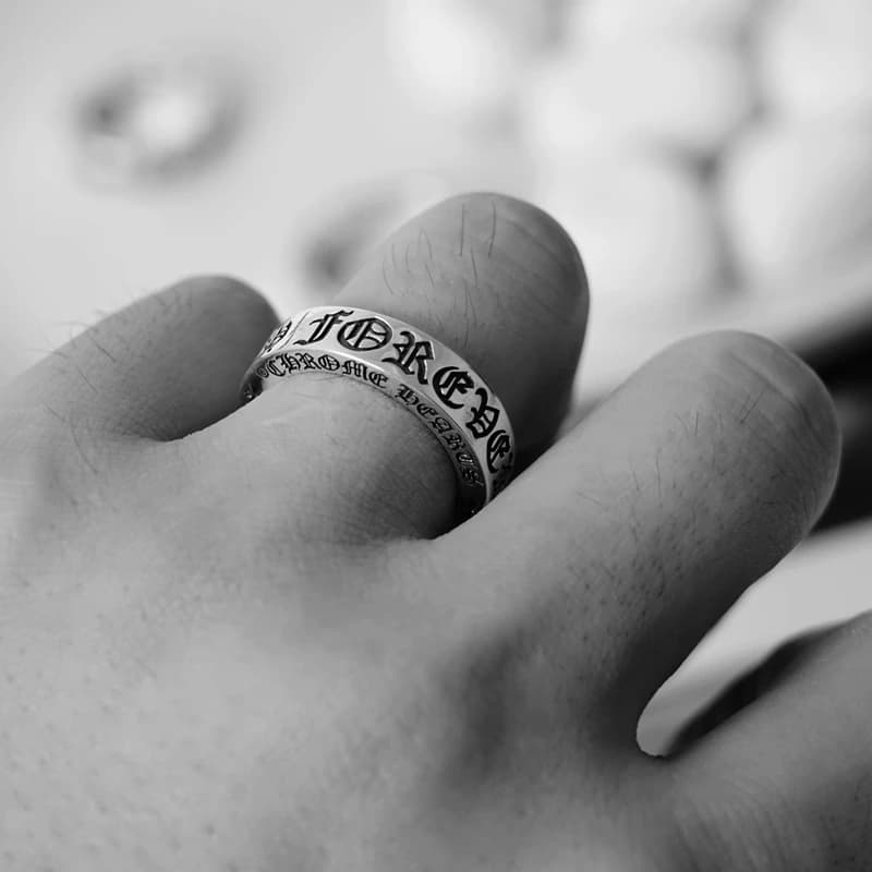 Серебряное кольцо с надписью Forever на пальце руки крупным планом