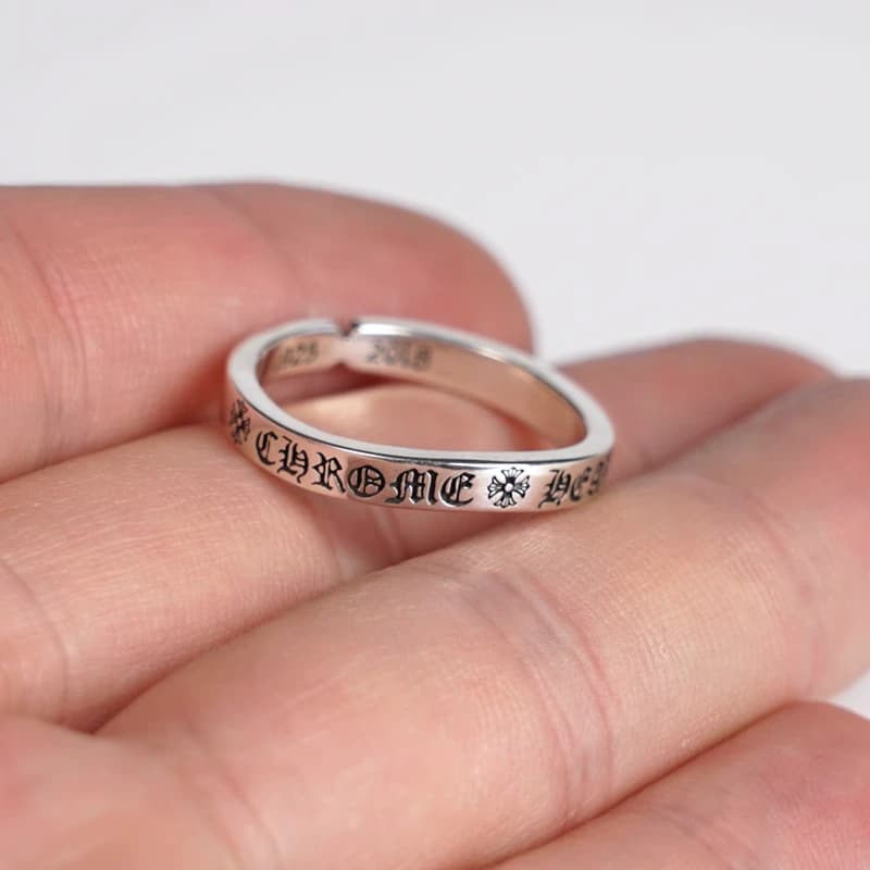 Серебряное кольцо Chrome Hearts на пальце руки