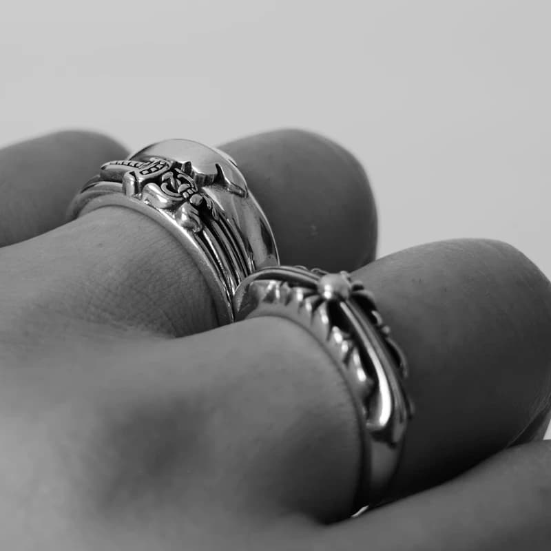 Сет из серебряных колец Baby Classic на руке, ракурс сбоку