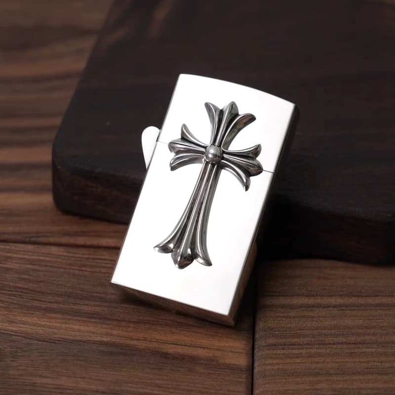 Зажигалка Chrome Hearts в руке для масштаба