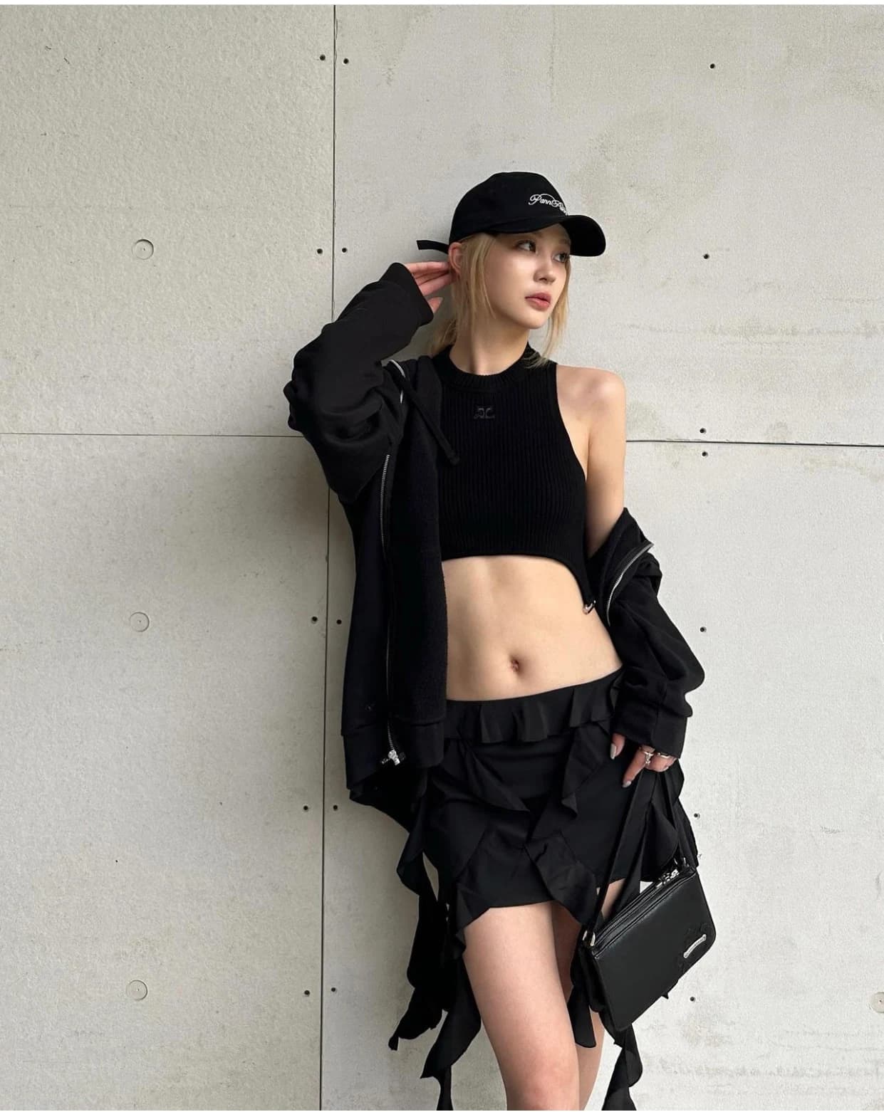 Нижняя часть черной сумки Chrome Hearts