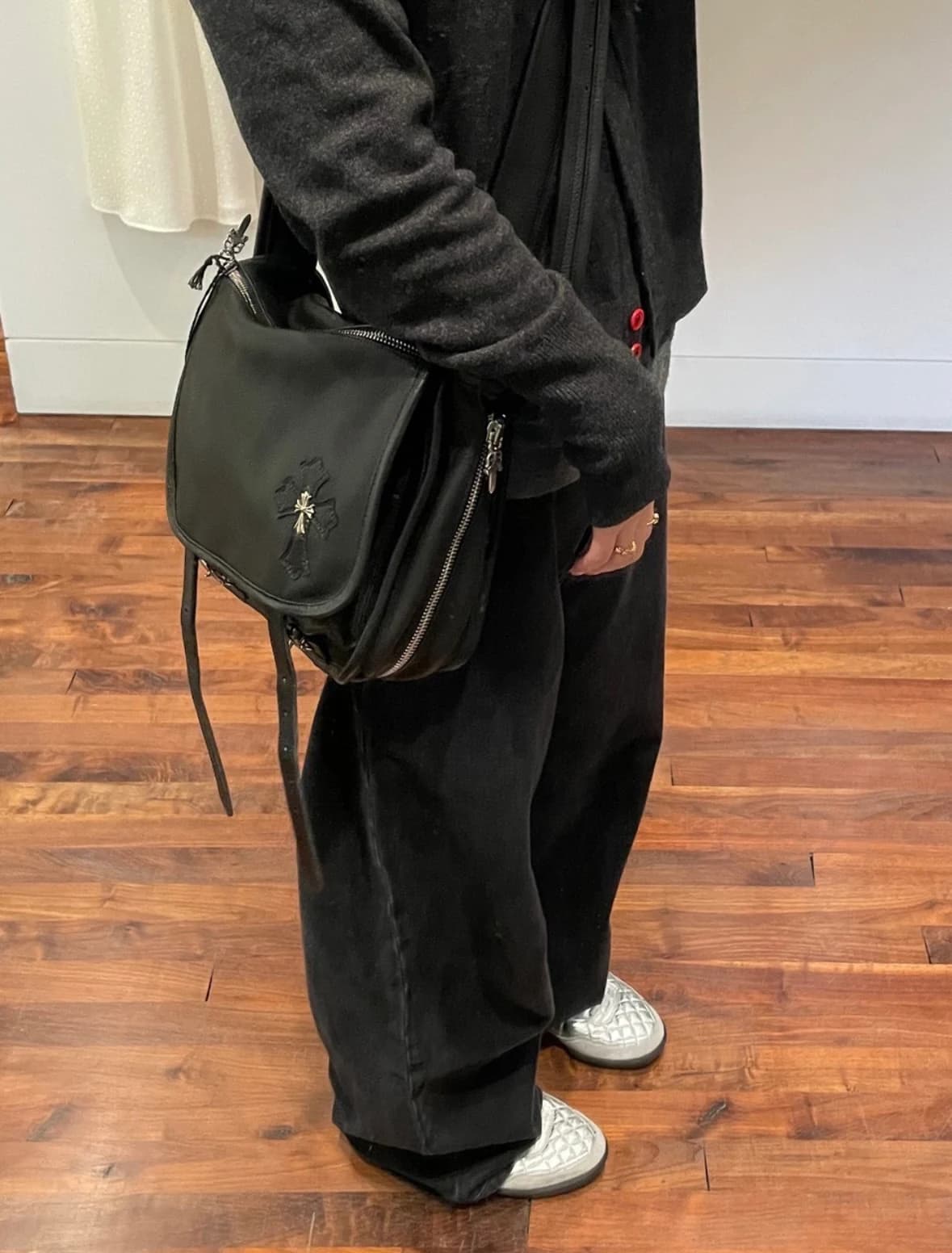 Крупный план серебряного логотипа Chrome Hearts