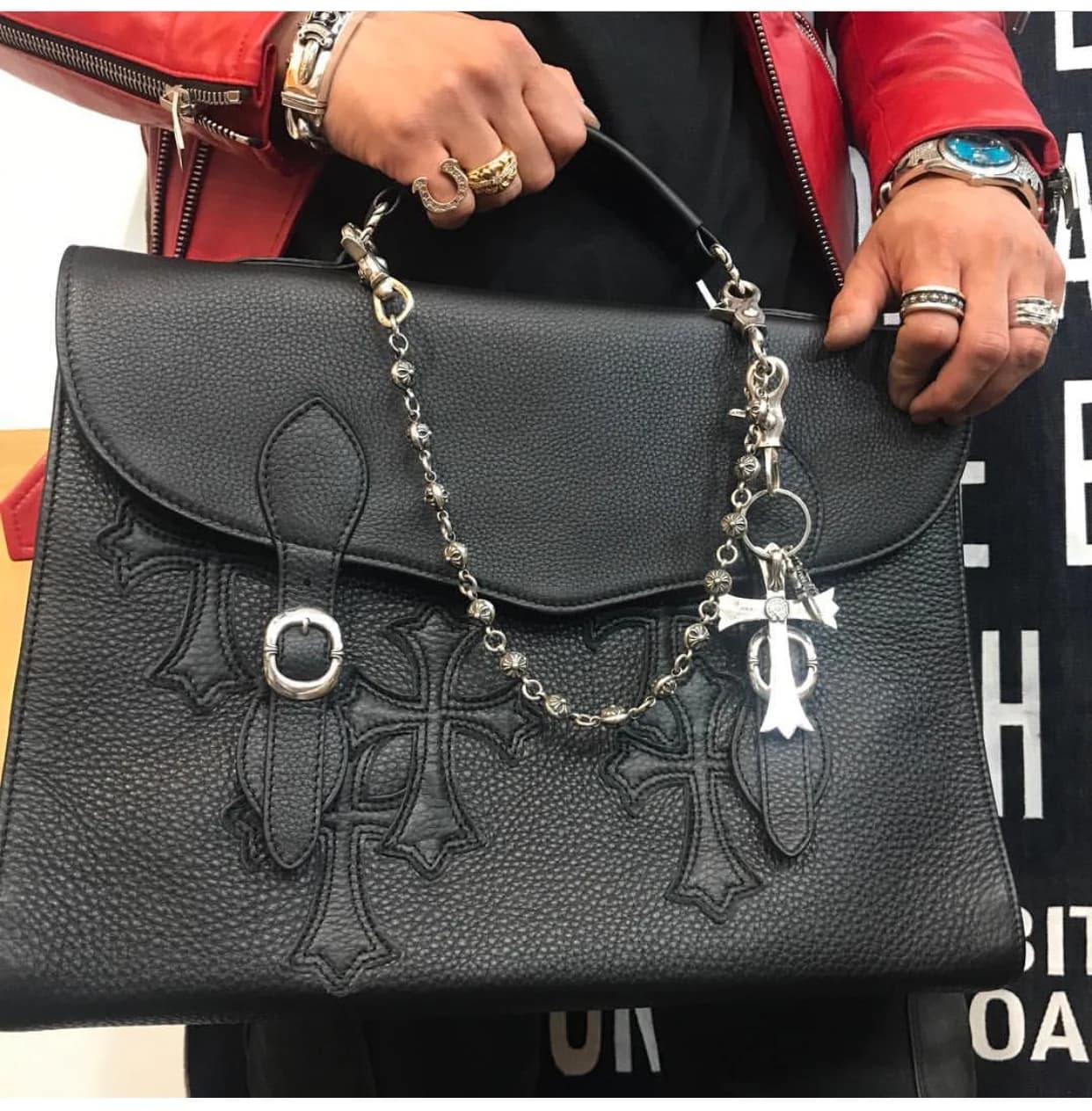 Вид на фурнитуру сбоку портфеля Chrome Hearts