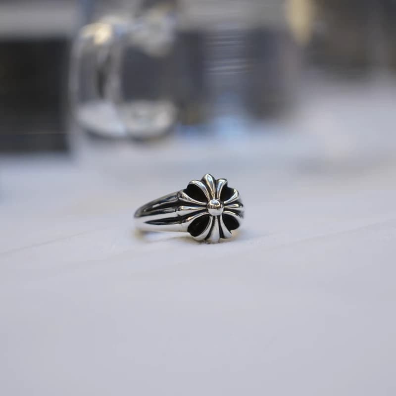 Серебряная печатка Chrome Hearts с гравированным крестом