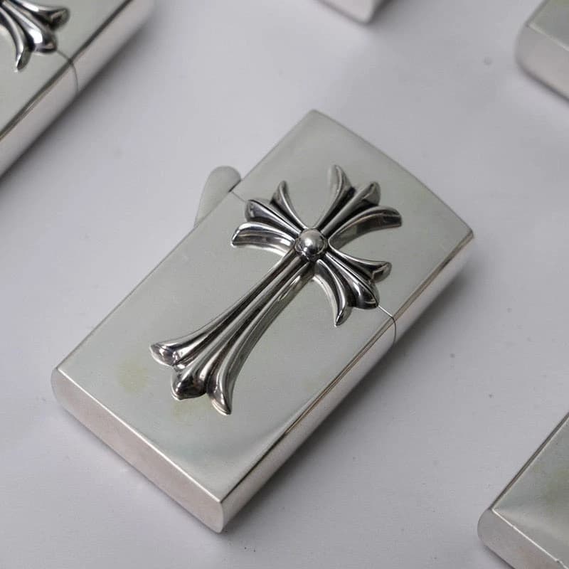 Вид зажигалки Chrome Hearts с открытой откидной крышкой