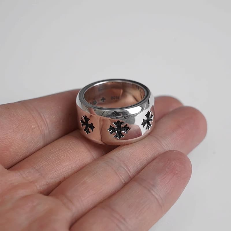 Серебряное кольцо CH Plus Thick Band на пальце руки крупным планом