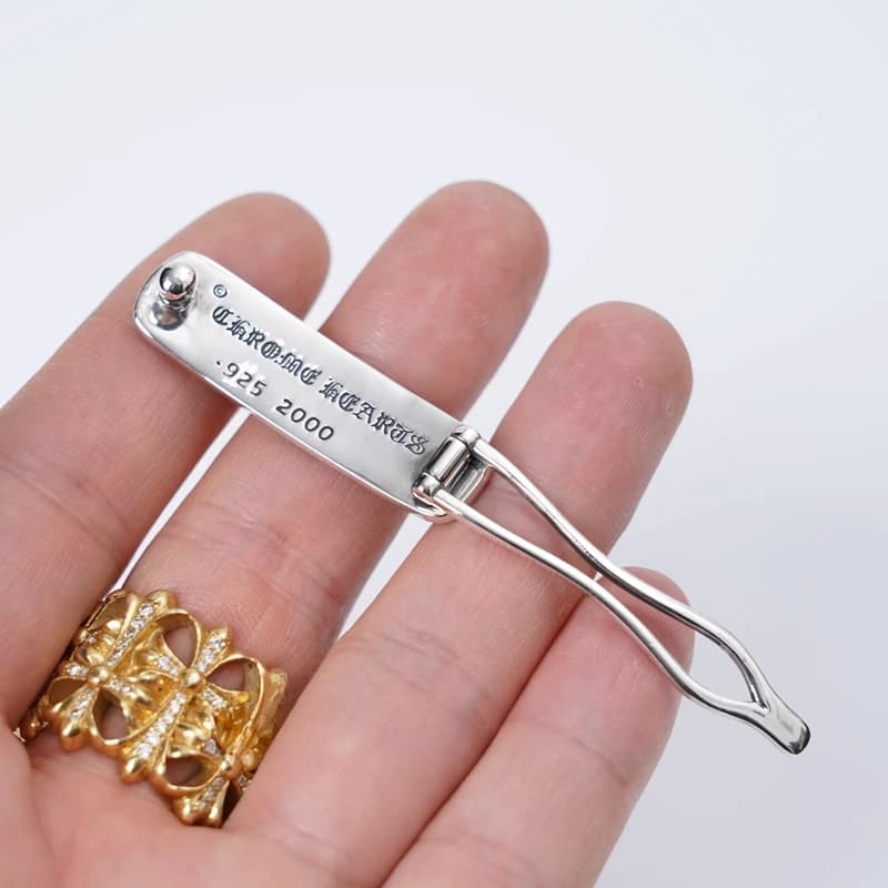 Крупный план гравировки бренда на заколке Chrome Hearts