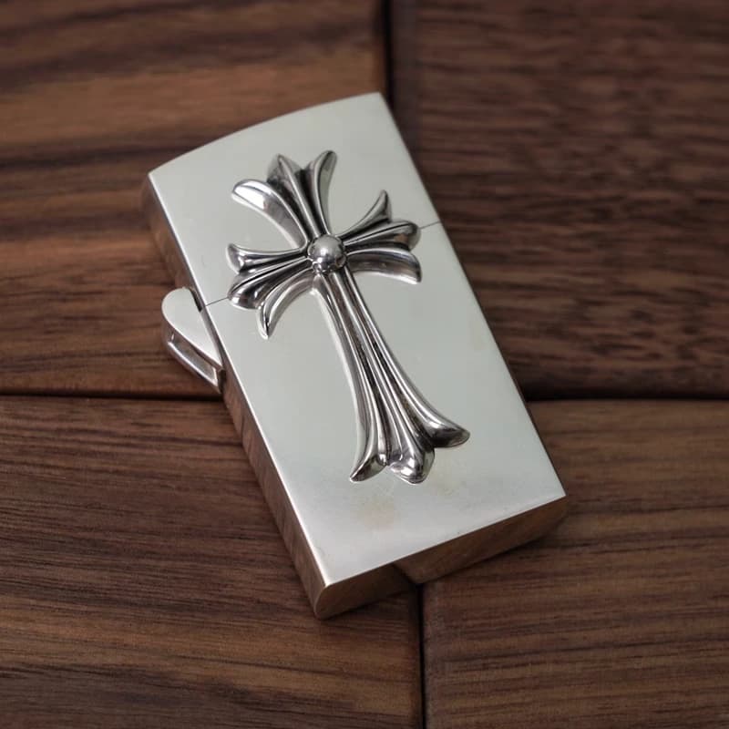Вид зажигалки Chrome Hearts сбоку с гравировкой