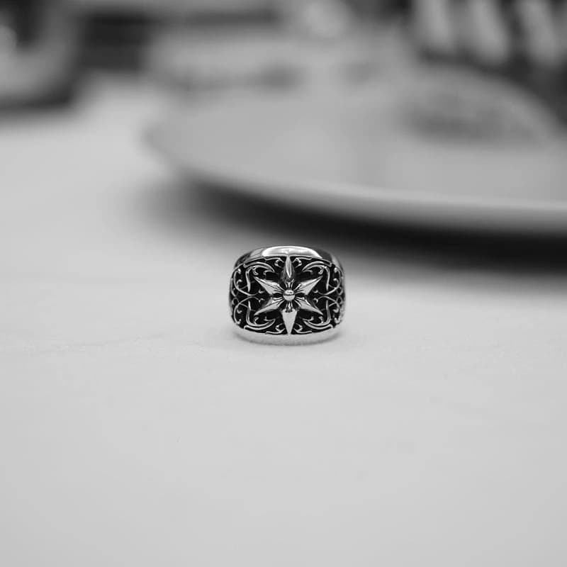 Серебряное кольцо с растительным узором на светлом фоне