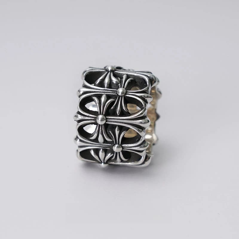 Серебряное кольцо Cemetery Ring сбоку, широкая форма и сегментная конструкция