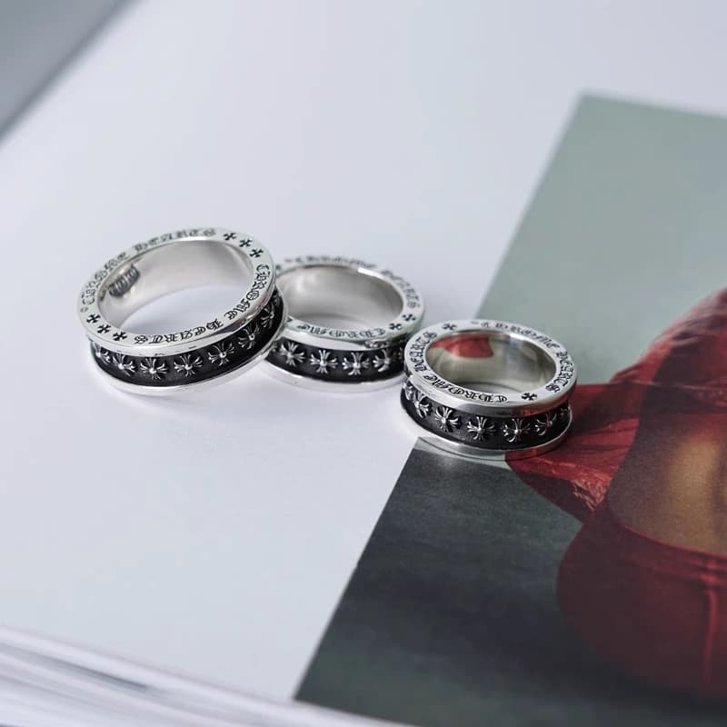 Три серебряных кольца Chrome Hearts на многоцветной поверхности