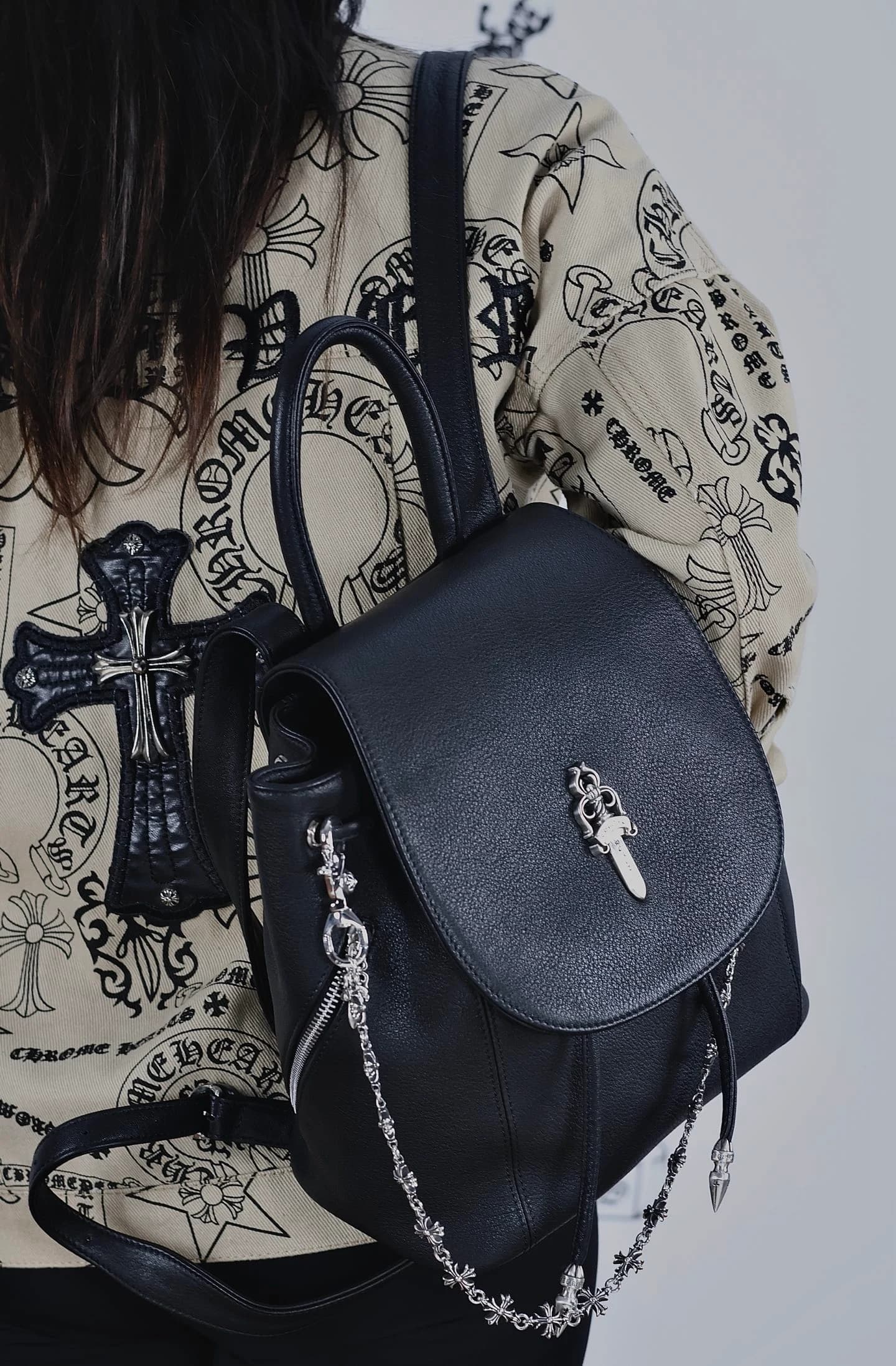 Вид сбоку на кожаный рюкзак Chrome Hearts