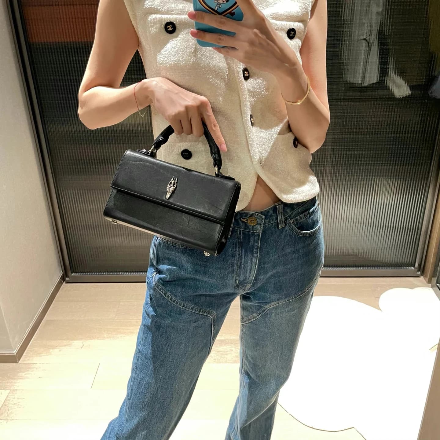 Крупный план швов черной кожи Chrome Hearts