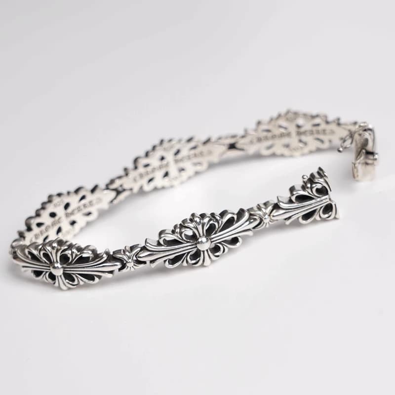 Вид сбоку на серебряный браслет Chrome Hearts