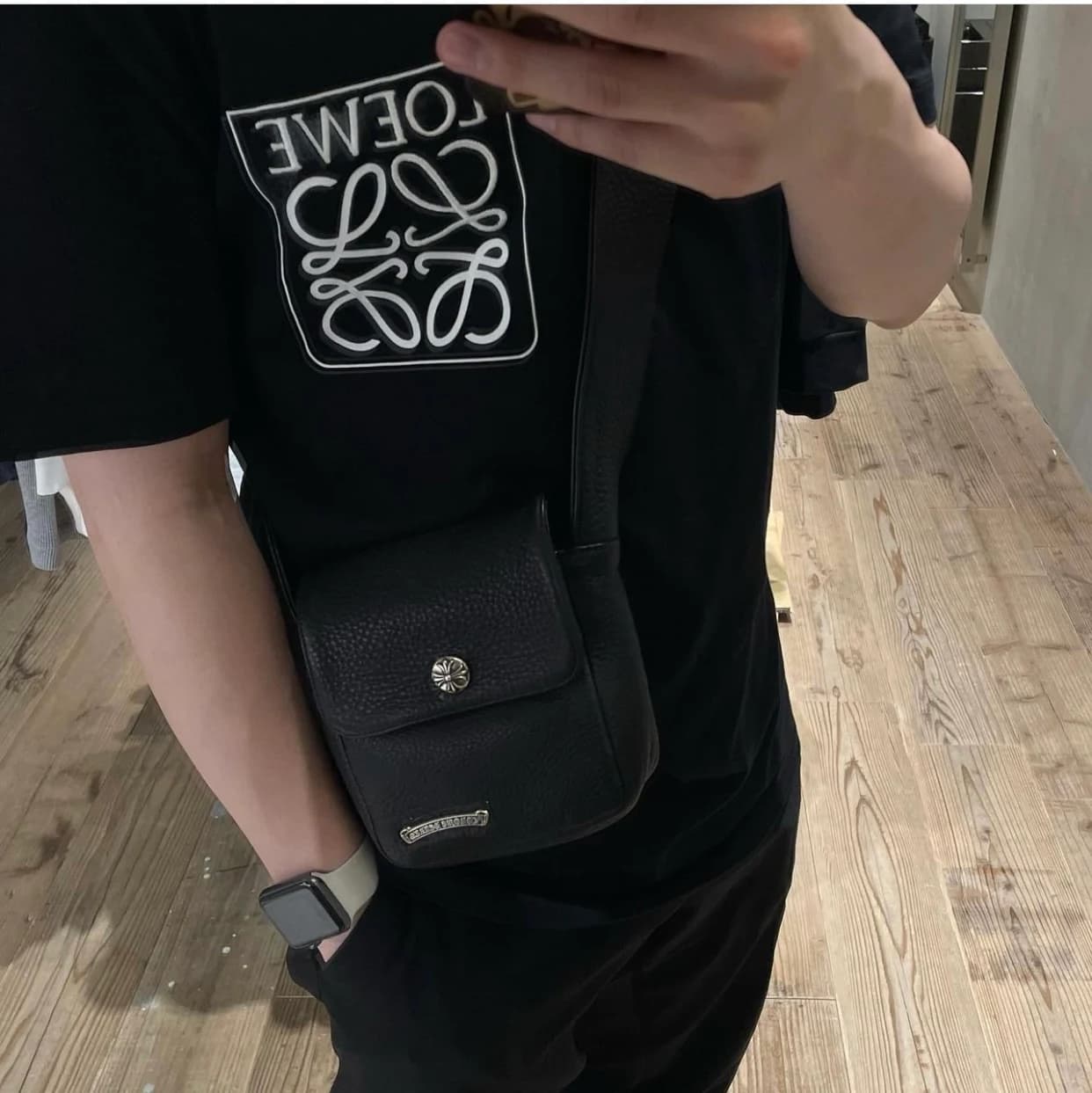Боковой профиль кожаной сумки Chrome Hearts