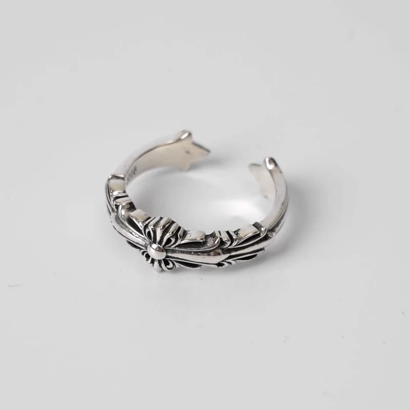 Серебряное кольцо Baby Double Floral Cross в ракурсе три четверти