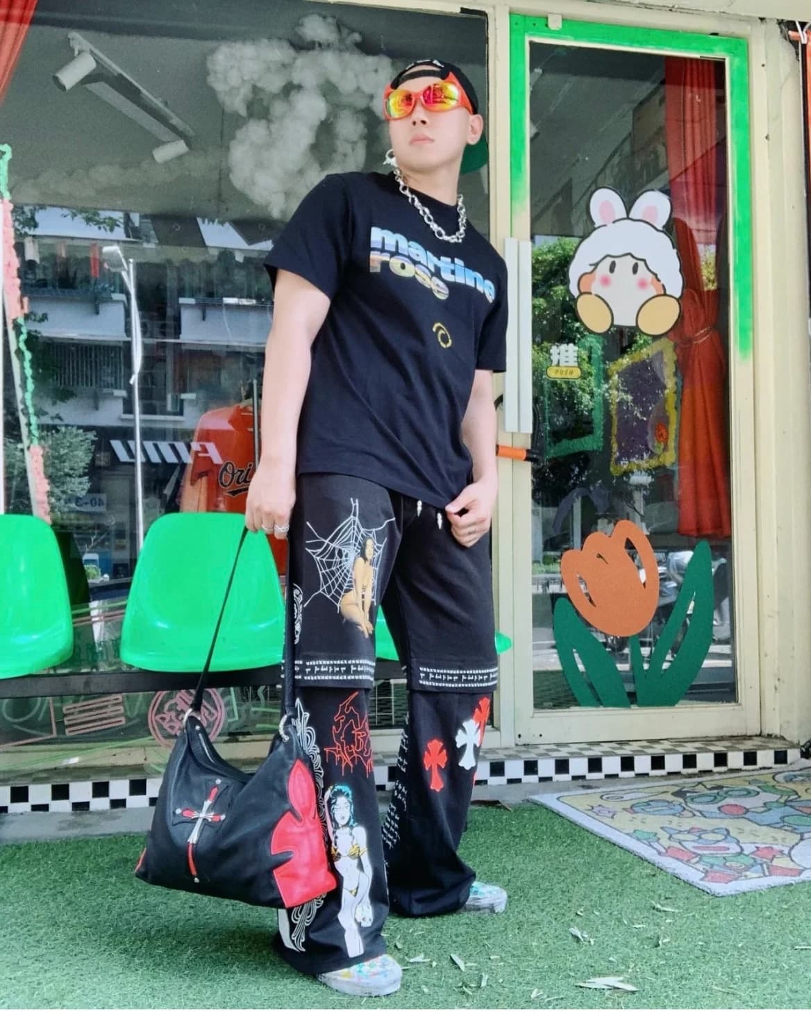 Вид сбоку на черную сумку Chrome Hearts K692