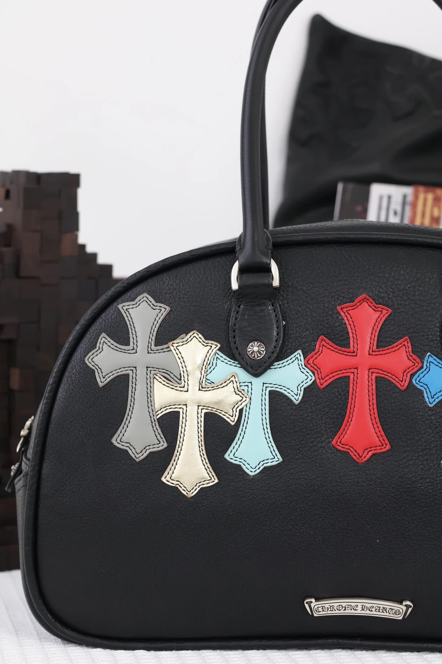 Черная кожаная сумка Chrome Hearts с разноцветными крестами