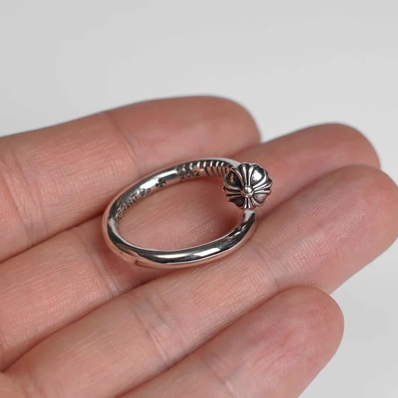 Серебряное кольцо Nail Crossball на ладони, вид на декоративную шляпку