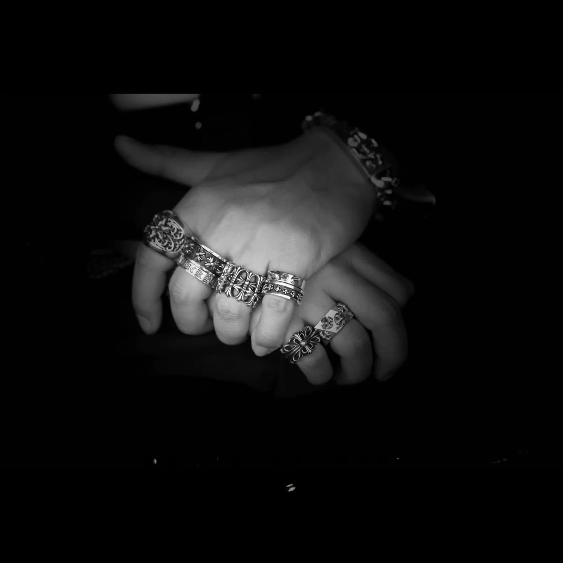 Кольцо Chrome Hearts на черном бархатном фоне
