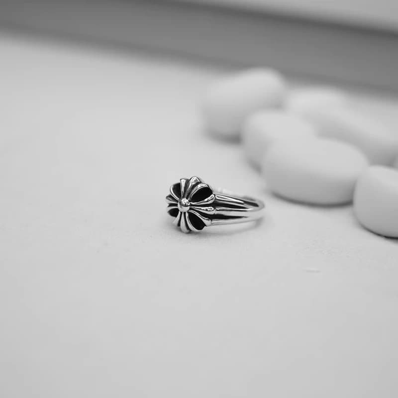 Массивное кольцо Chrome Hearts на указательном пальце