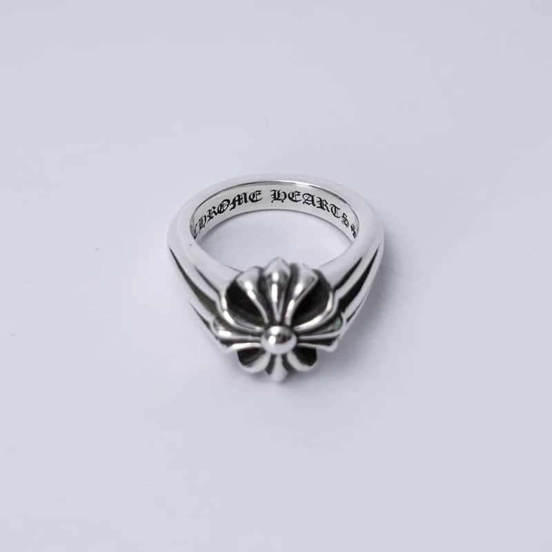 Кольцо Chrome Hearts на ладони крупным планом