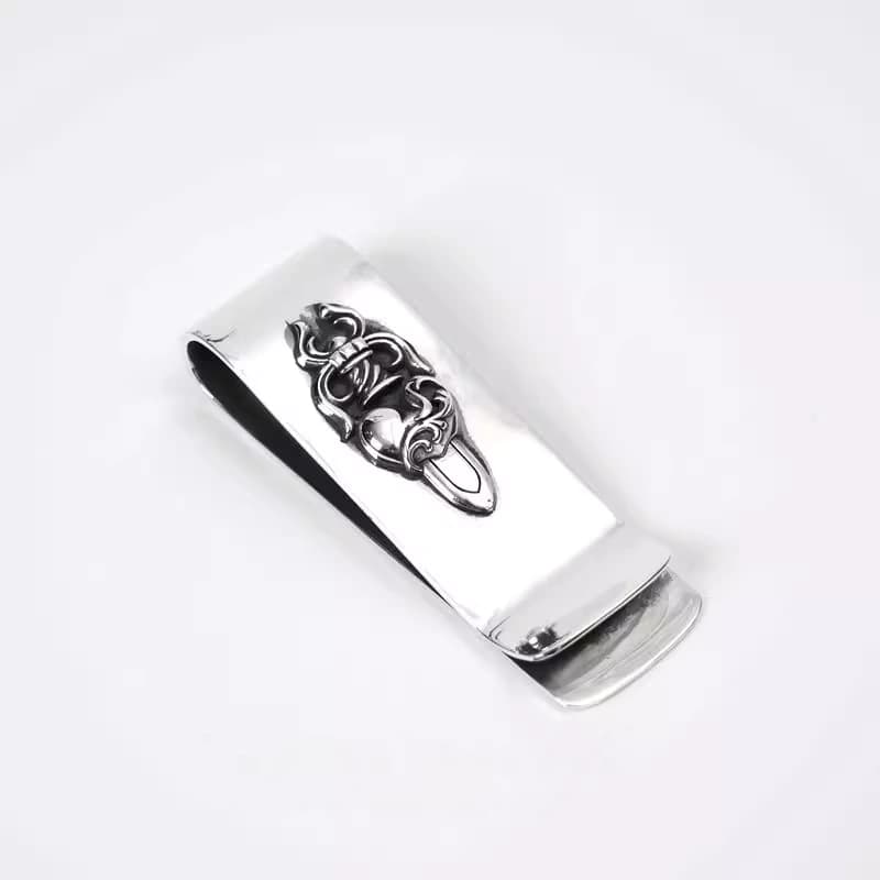 Вид спереди на зажим Chrome Hearts с гравировкой