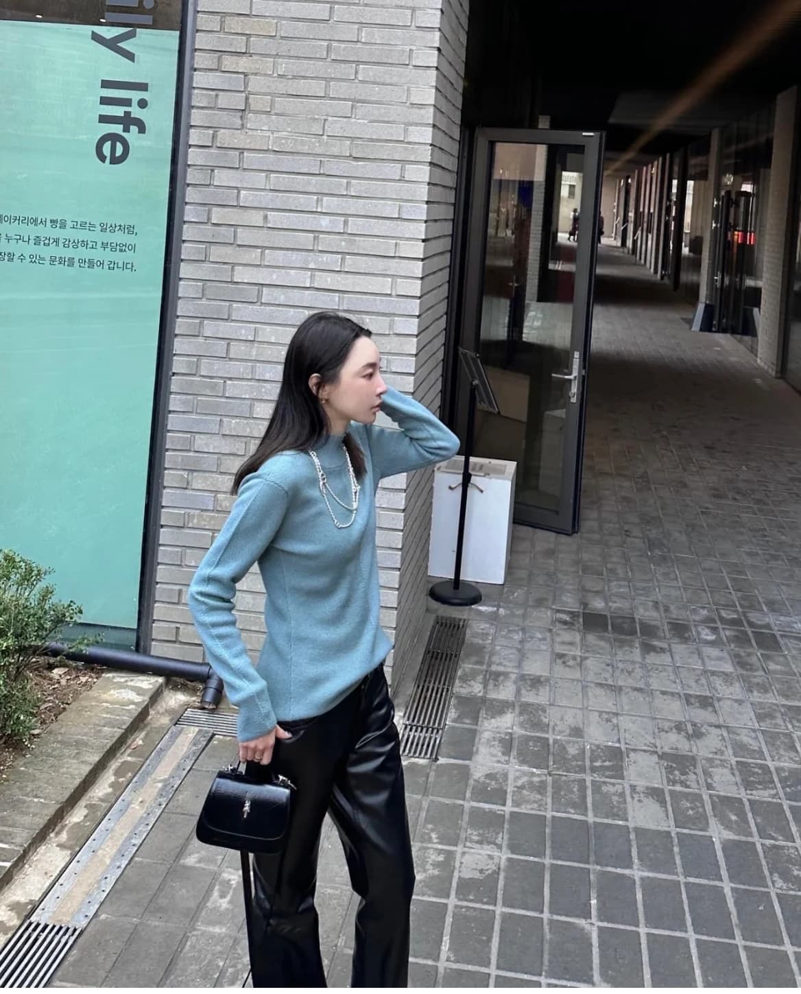 Металлический логотип Chrome Hearts на сумке