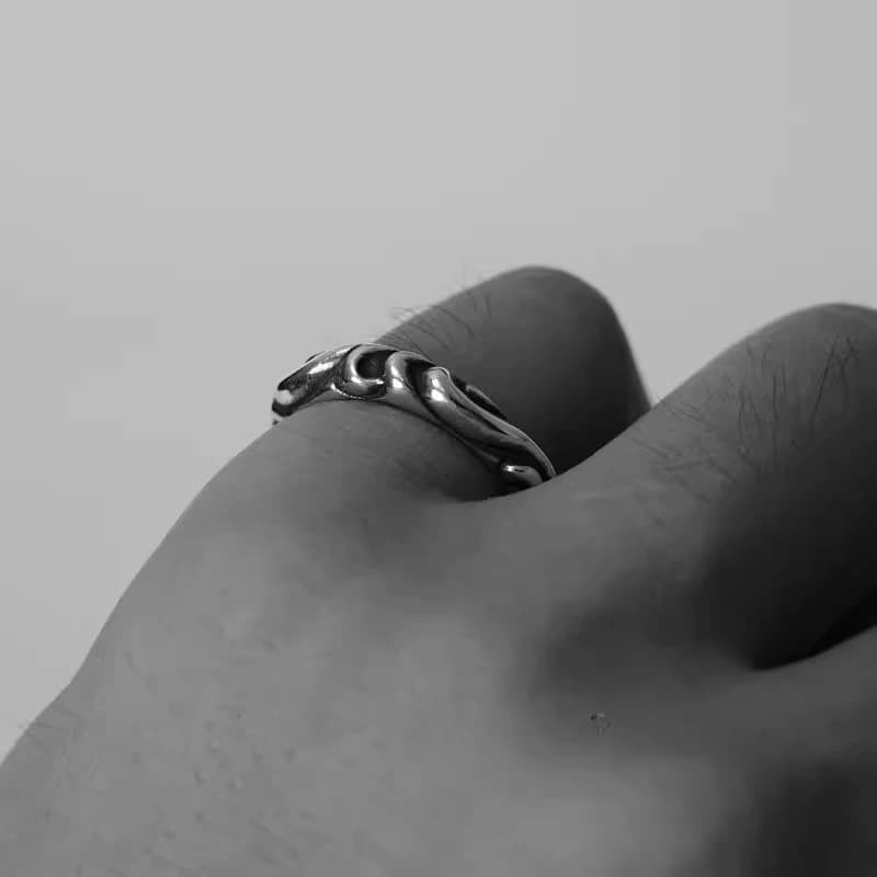 Серебряное кольцо Scroll Band на пальце руки, вид сбоку