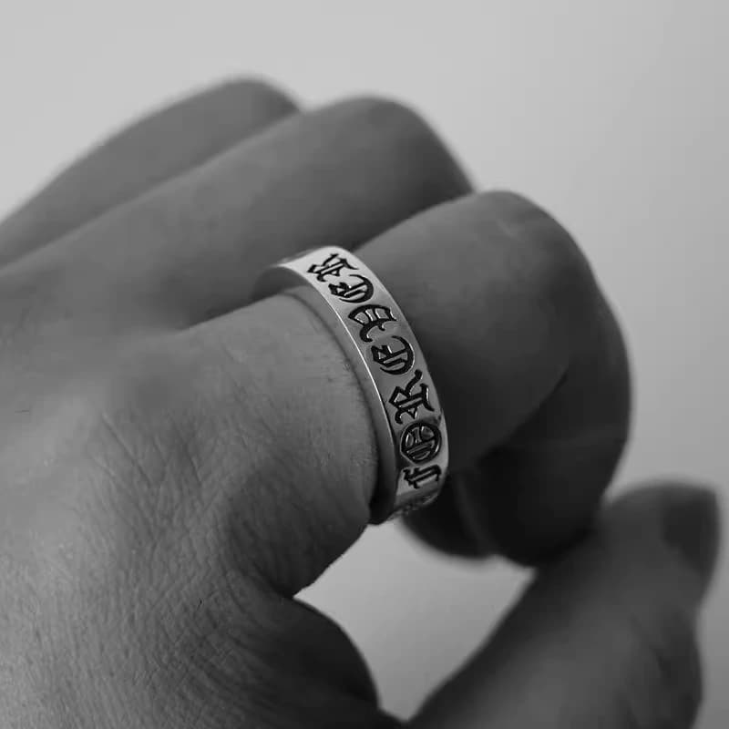 Серебряное кольцо Forever на пальце руки, вид сбоку
