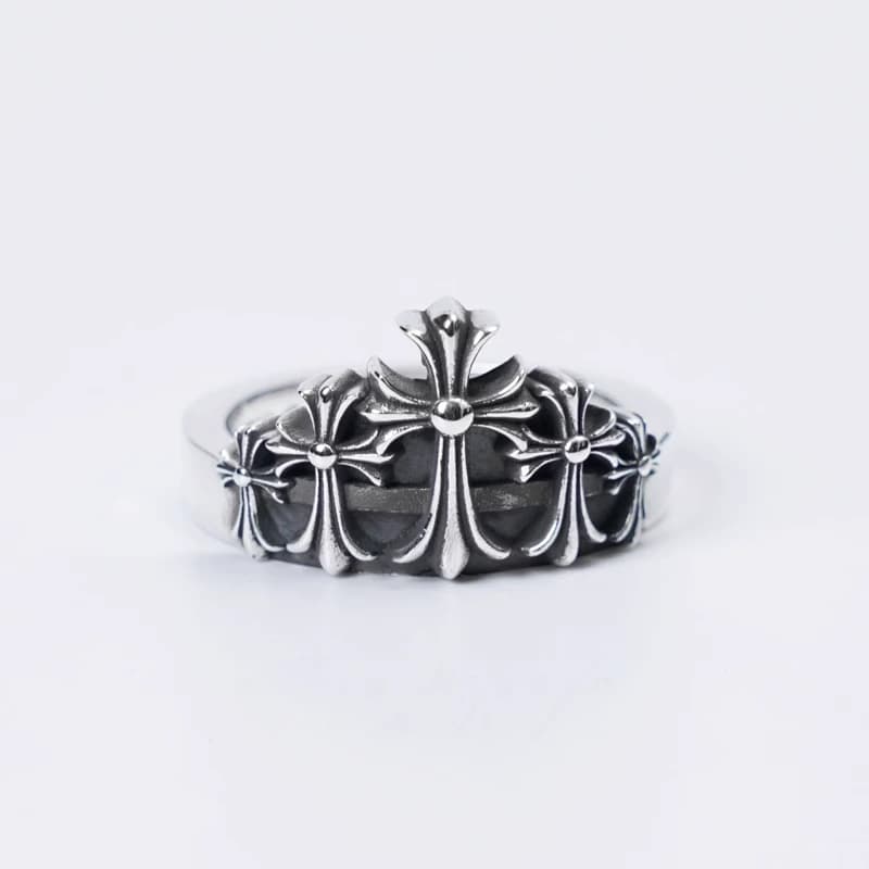 Серебряное кольцо Cross Crown с крестами в виде короны на белом фоне, вид спереди