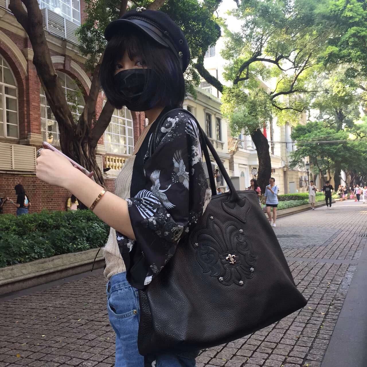 Крупный план серебряных заклепок Chrome Hearts