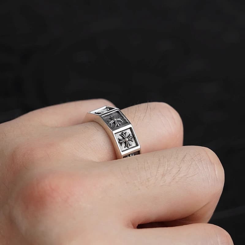 Серебряное кольцо Cut Out CH Plus на пальце руки крупным планом