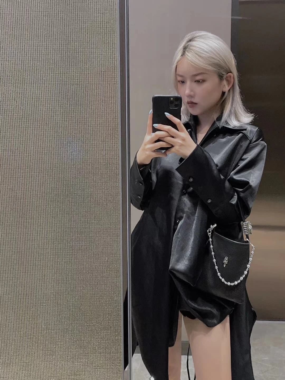 Внутренняя подкладка и брендированная бирка сумки Chrome Hearts