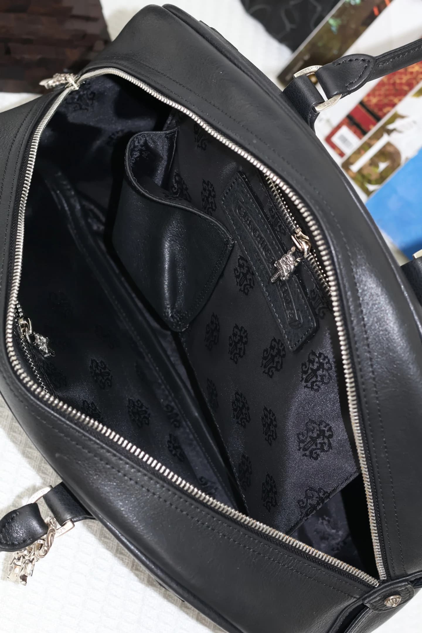 Черная кожаная сумка Chrome Hearts с крестами
