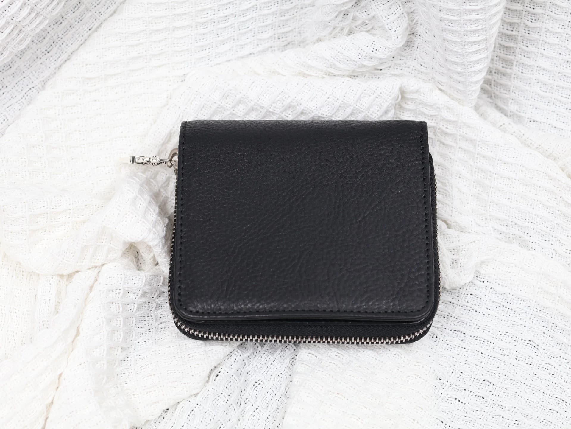 Вид спереди на черный кошелек Chrome Hearts