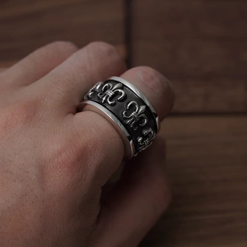 Серебряное массивное кольцо с узором BS Fleur на пальце руки крупным планом