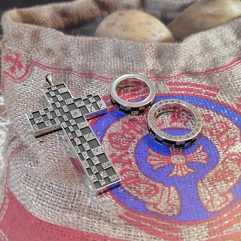 Серебряное кольцо на пальце крупным планом с видом на торцевую надпись