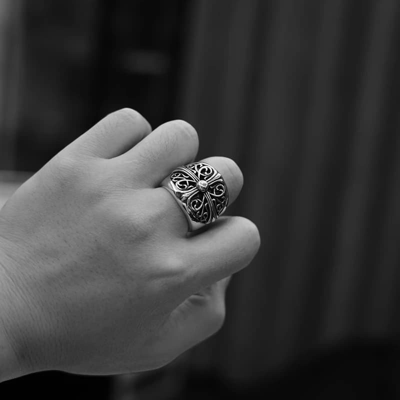 Серебряное кольцо с чернением на пальце руки, чёрно-белая фотография