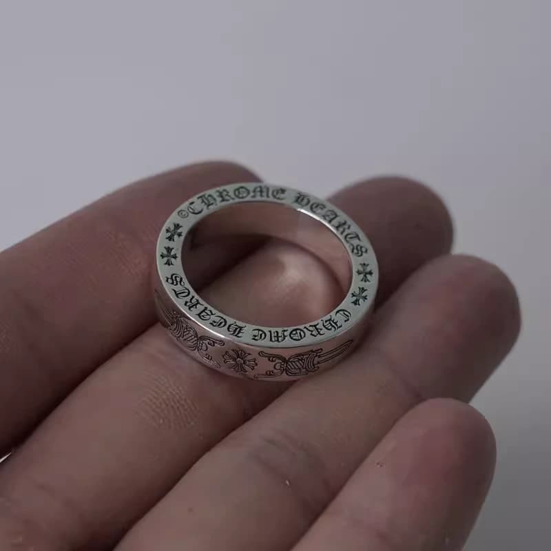Кольцо Dagger Spacer на ладони, демонстрация ширины 6 мм и гравировки торца