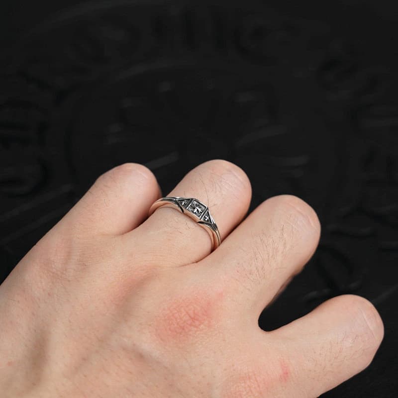 Вид спереди на массивное кольцо Chrome Hearts