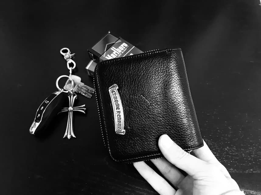 Вид сбоку на черный кошелек Chrome Hearts