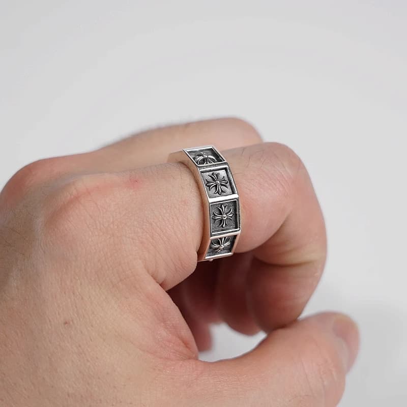 Серебряное сегментированное кольцо с крестами на руке крупным планом