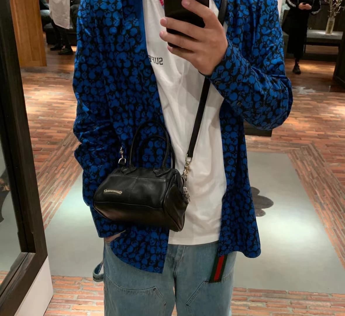 Крупный план серебряной фурнитуры Chrome Hearts