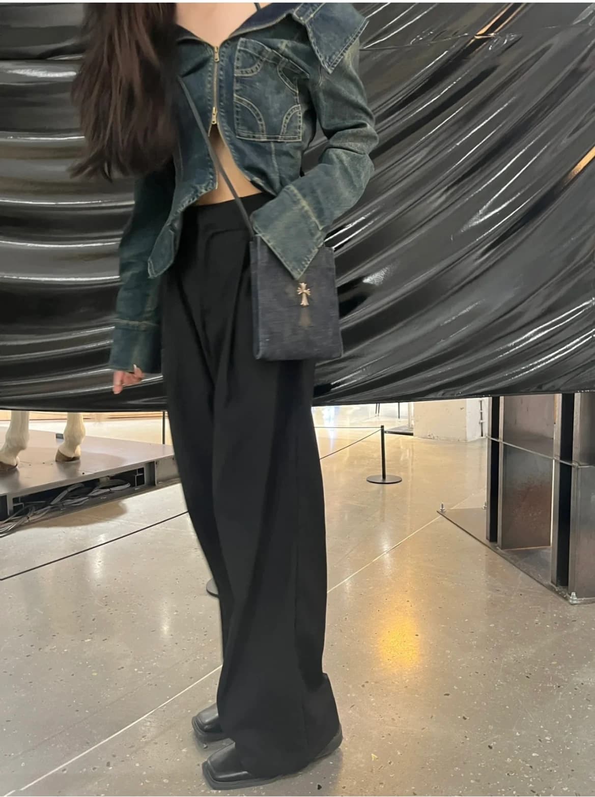 Крупный план кожаного креста на сумке Chrome Hearts