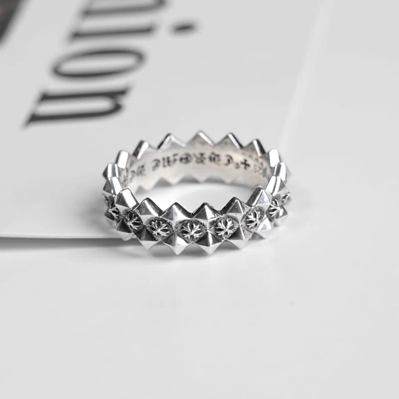 Кольцо из серебра 925 пробы с узором из крестов на краю журнала